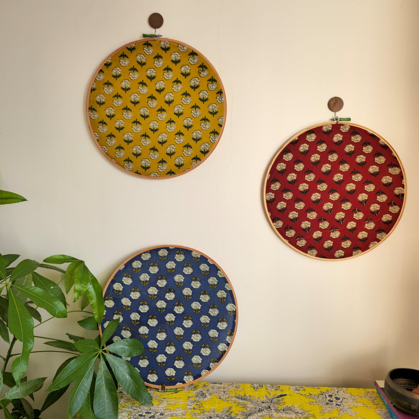 Blue Embroidery Hoop with White & Yellow Flower Motifs – Upcycled Cotton Fabric | Multiple Sizes