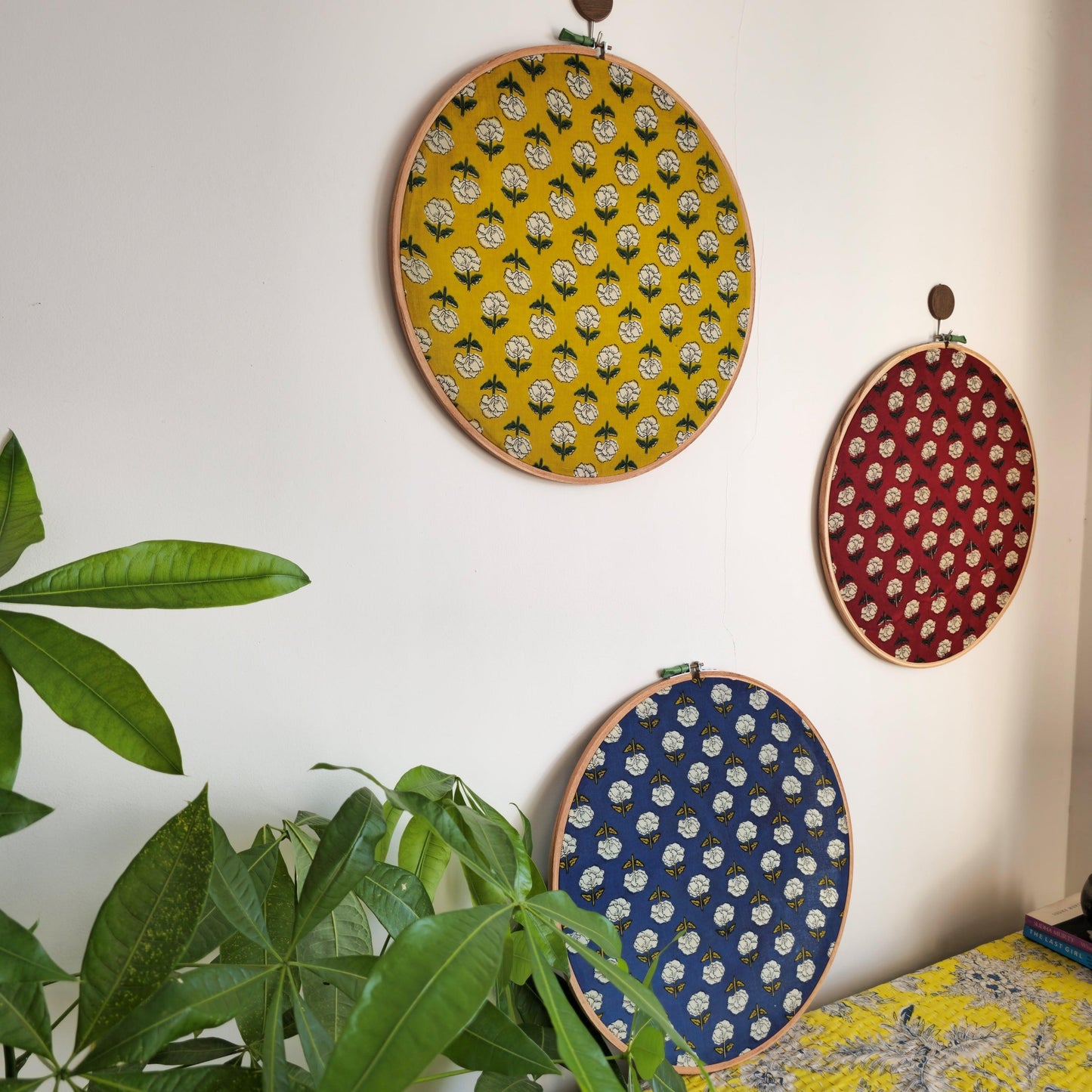 Blue Embroidery Hoop with White & Yellow Flower Motifs – Upcycled Cotton Fabric | Multiple Sizes