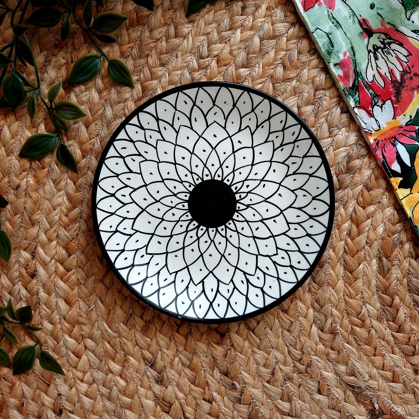 Hand painted Black And White Spiral Ceramic Decorative Wall Plate