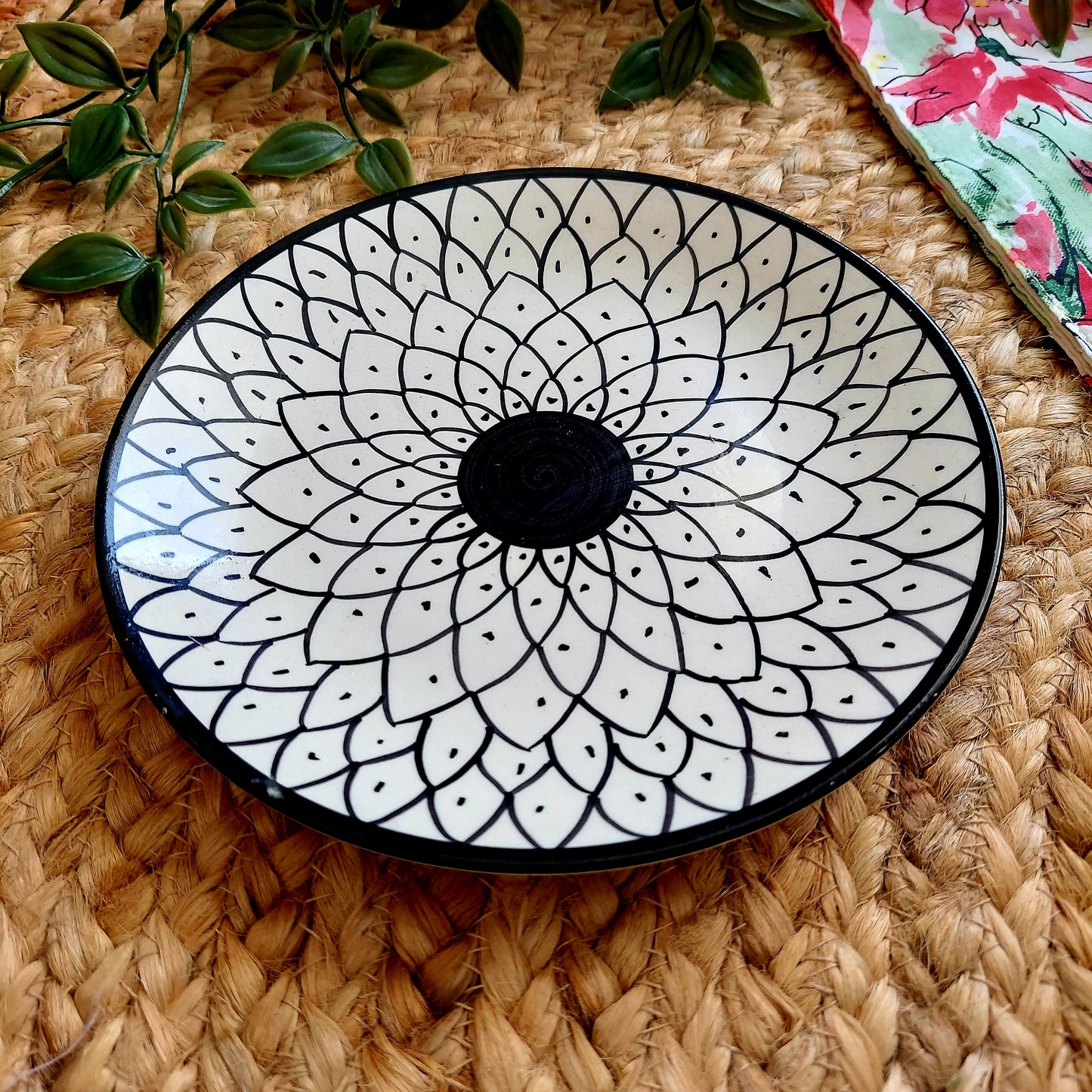 Hand painted Black And White Spiral Ceramic Decorative Wall Plate