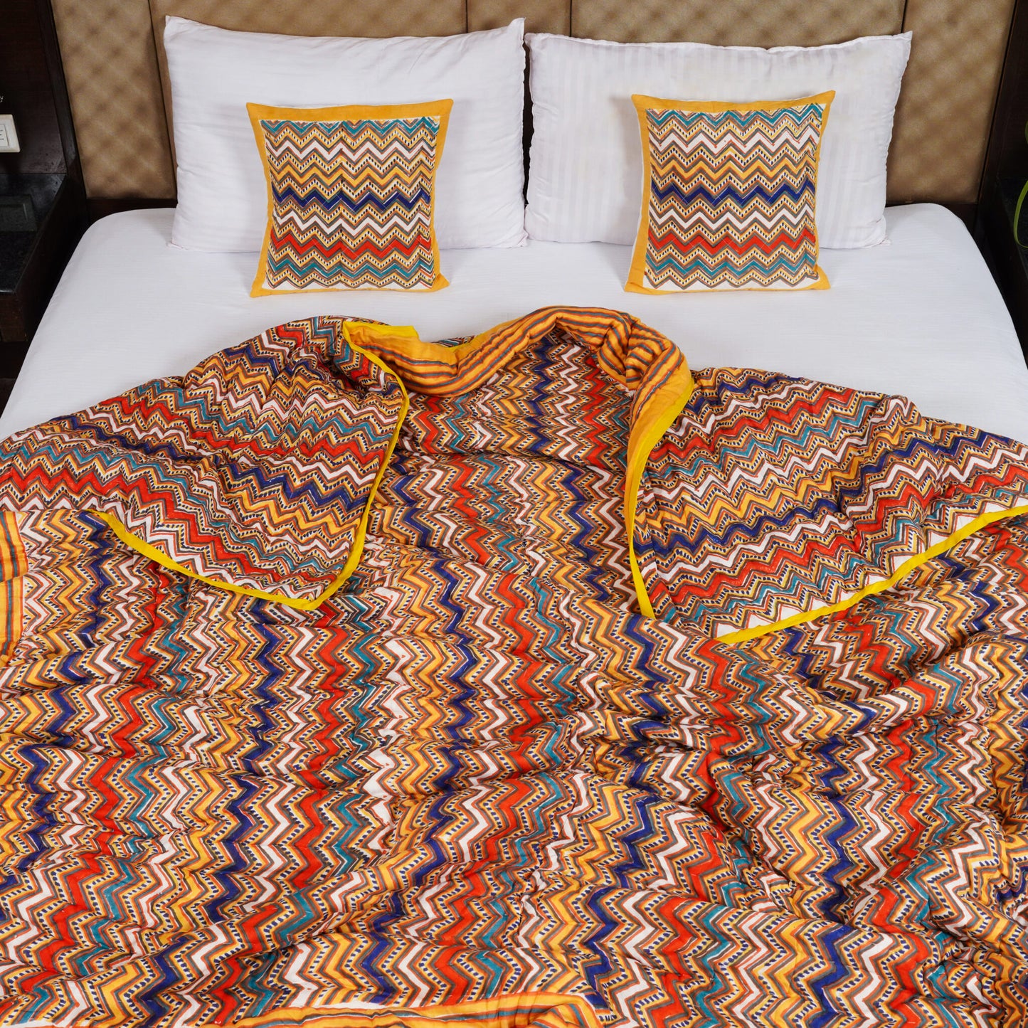 Multicolour Abstract Print Pure Cotton Reversible Dohar King Size