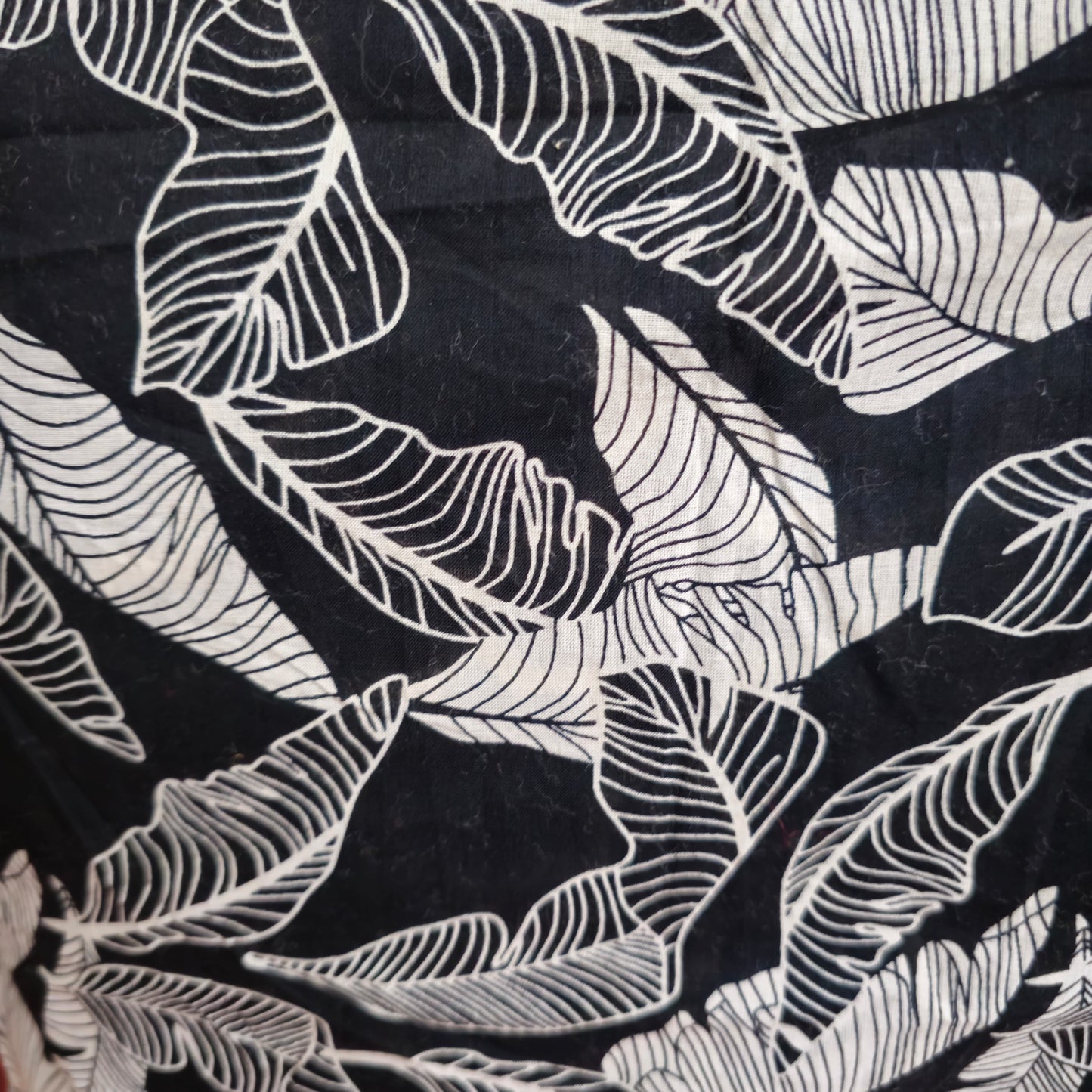 Decorative cotton cushion with tassels and leaf design