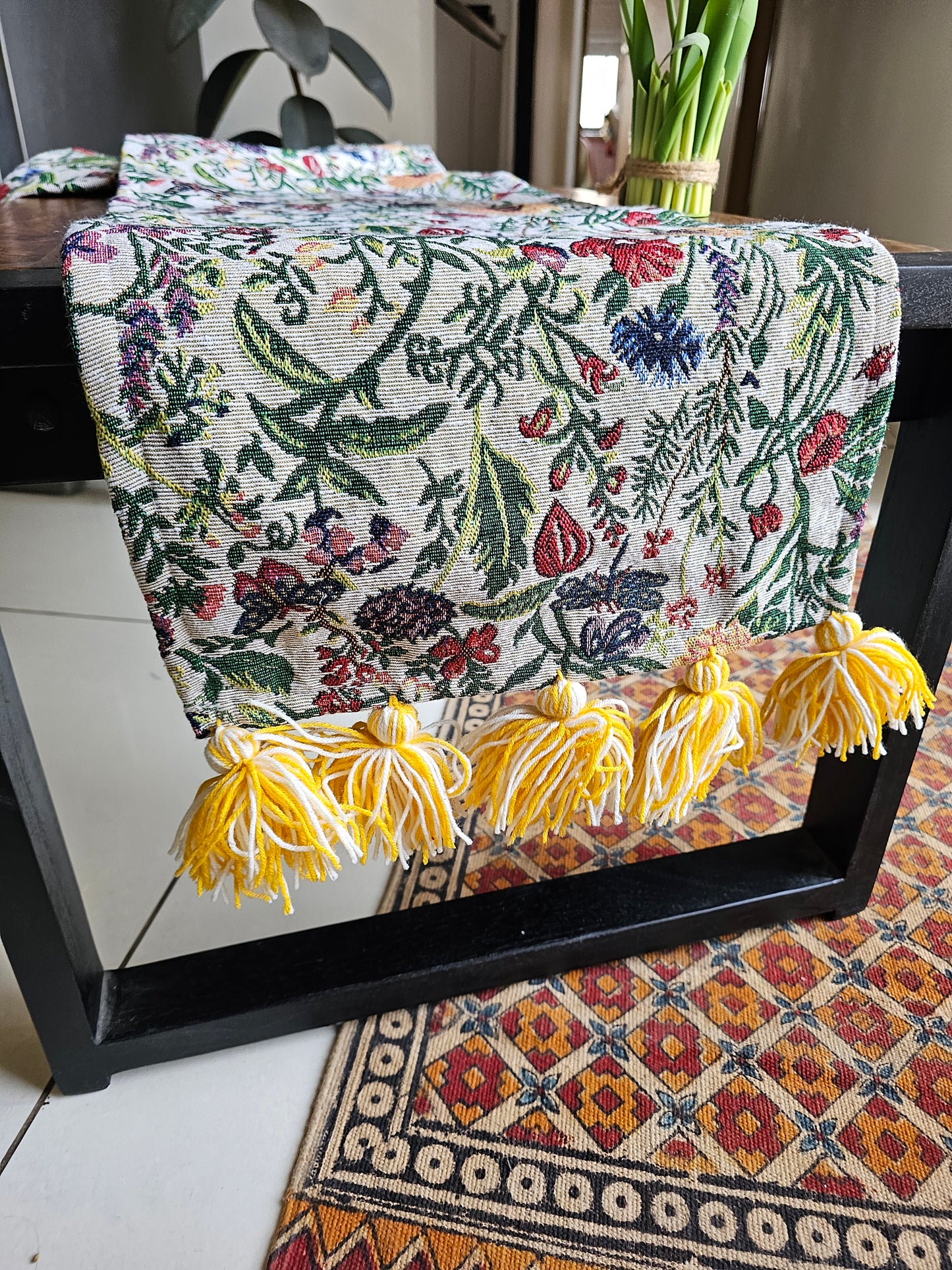hanging woolen tassels table runner