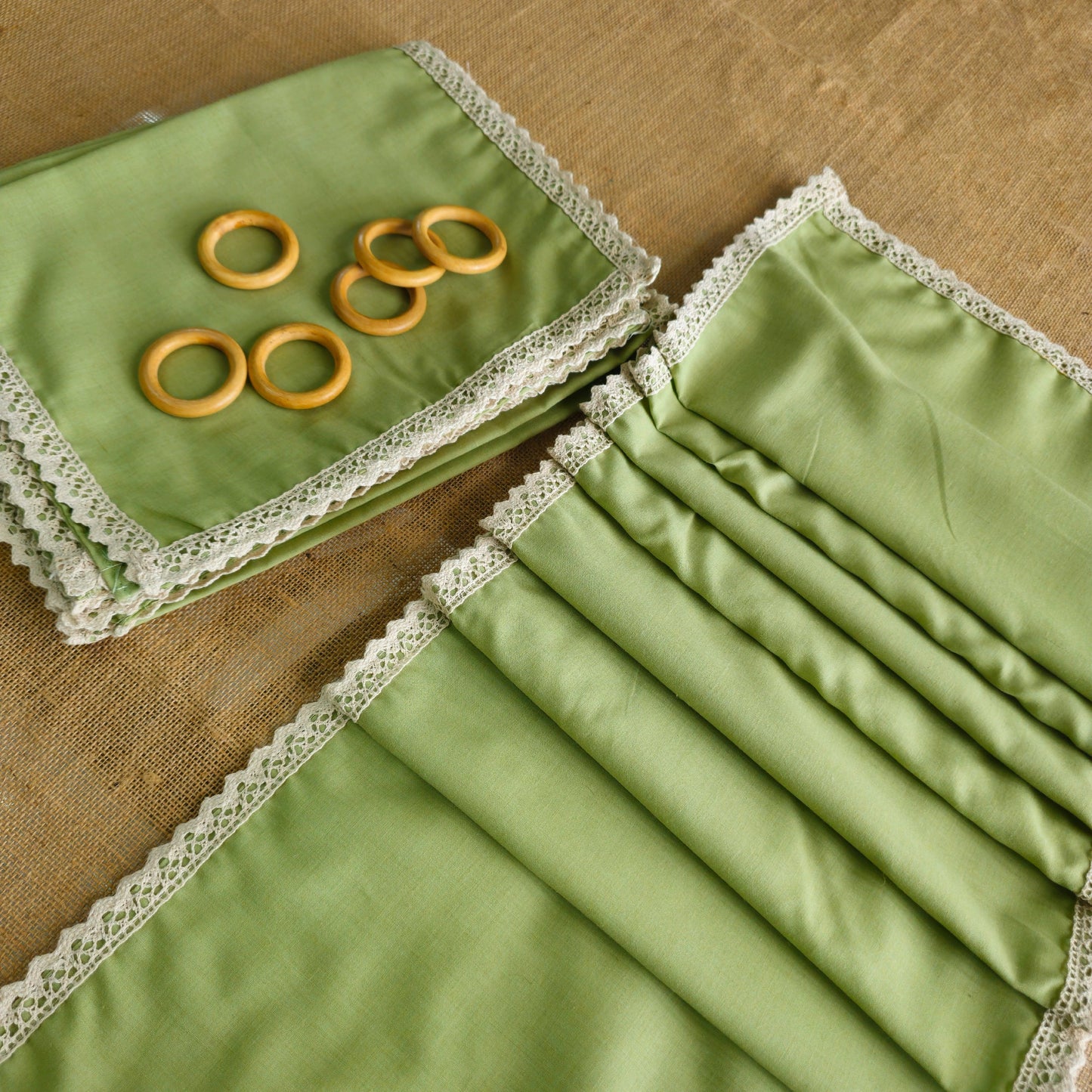 Pista Green 6 Seater Cotton Table Runner With Place Mat And Wooden Rings