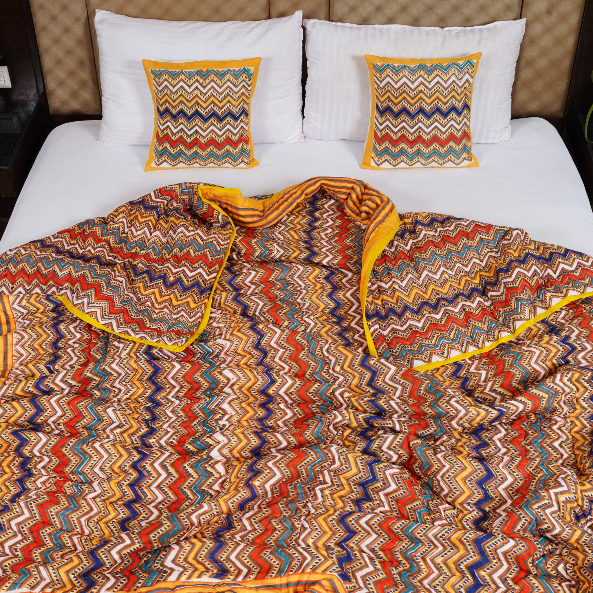Multicolour Abstract Print Pure Cotton Reversible Dohar King Size