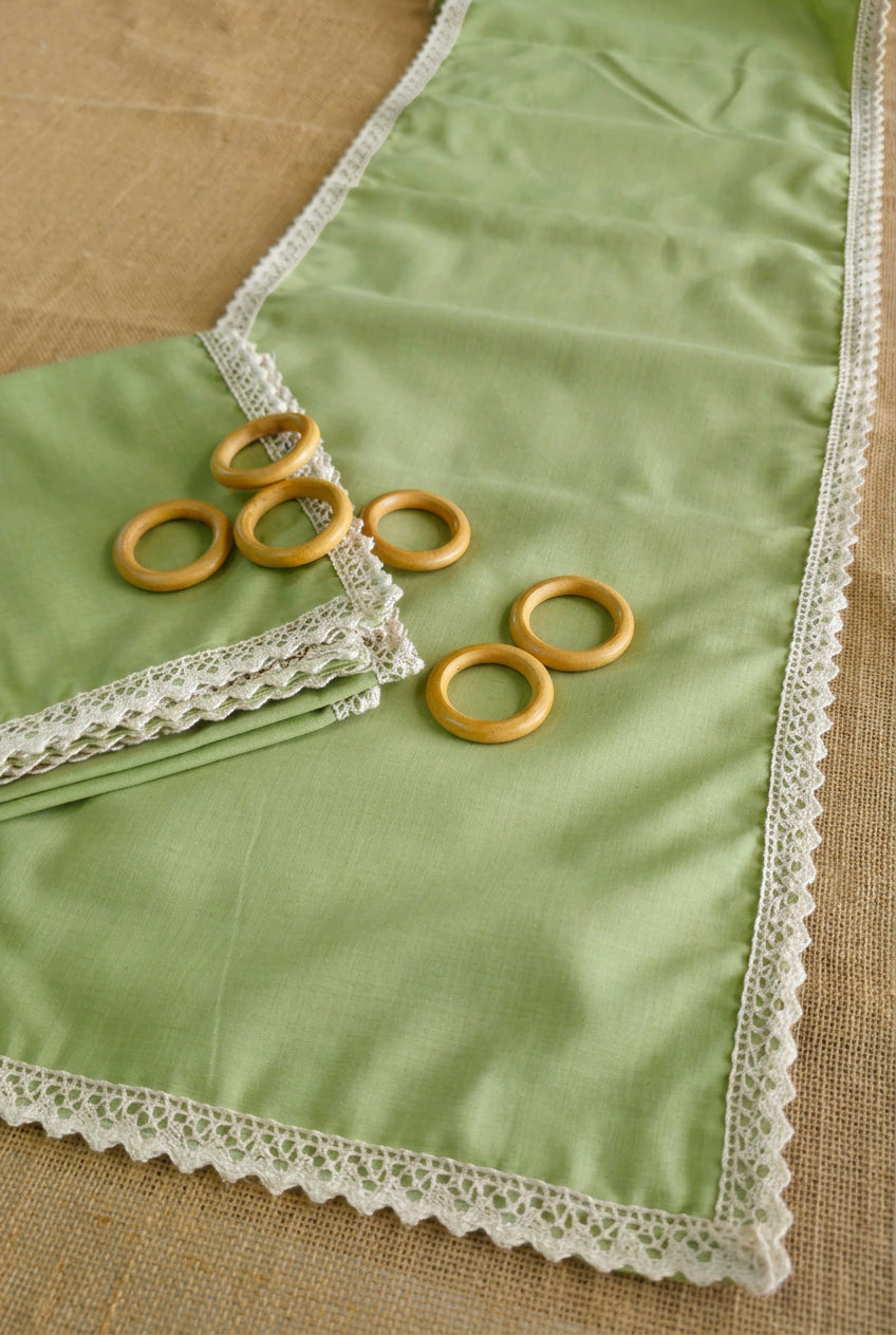 Pista Green 6 Seater Cotton Table Runner With Place Mat And Wooden Rings