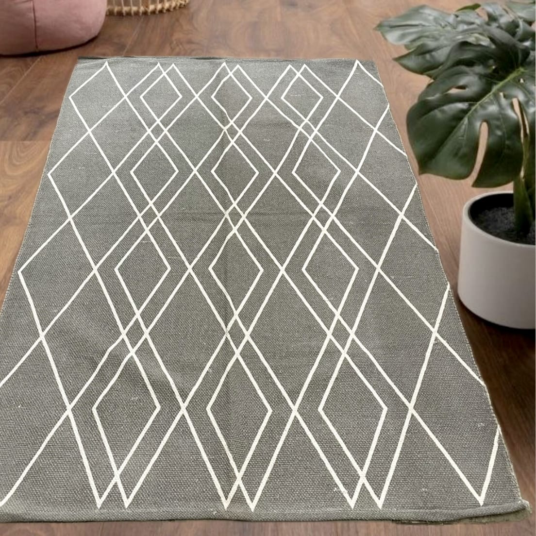 5.7x3.9 ft Gray and White Geometric Cotton Rug – Modern & Cozy Floor Carpet