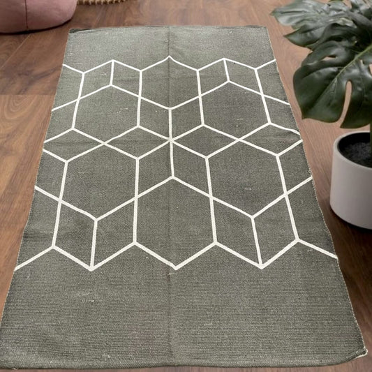 5.7x3.5 ft Gray and White Geometric Cotton Rug – Modern & Cozy Floor Carpet