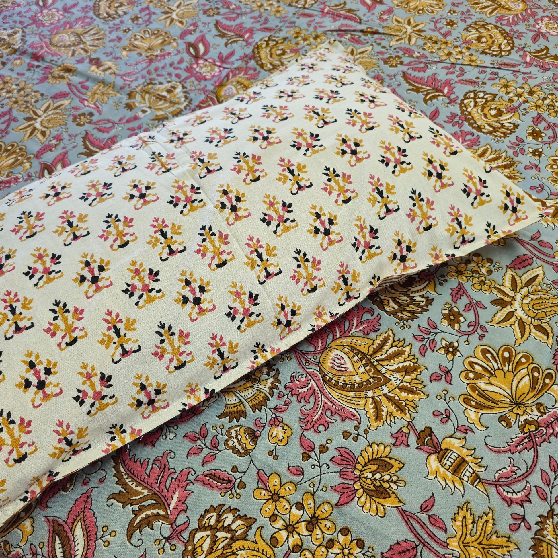 White Beige Floral King Size Bed Sheet with Pillow