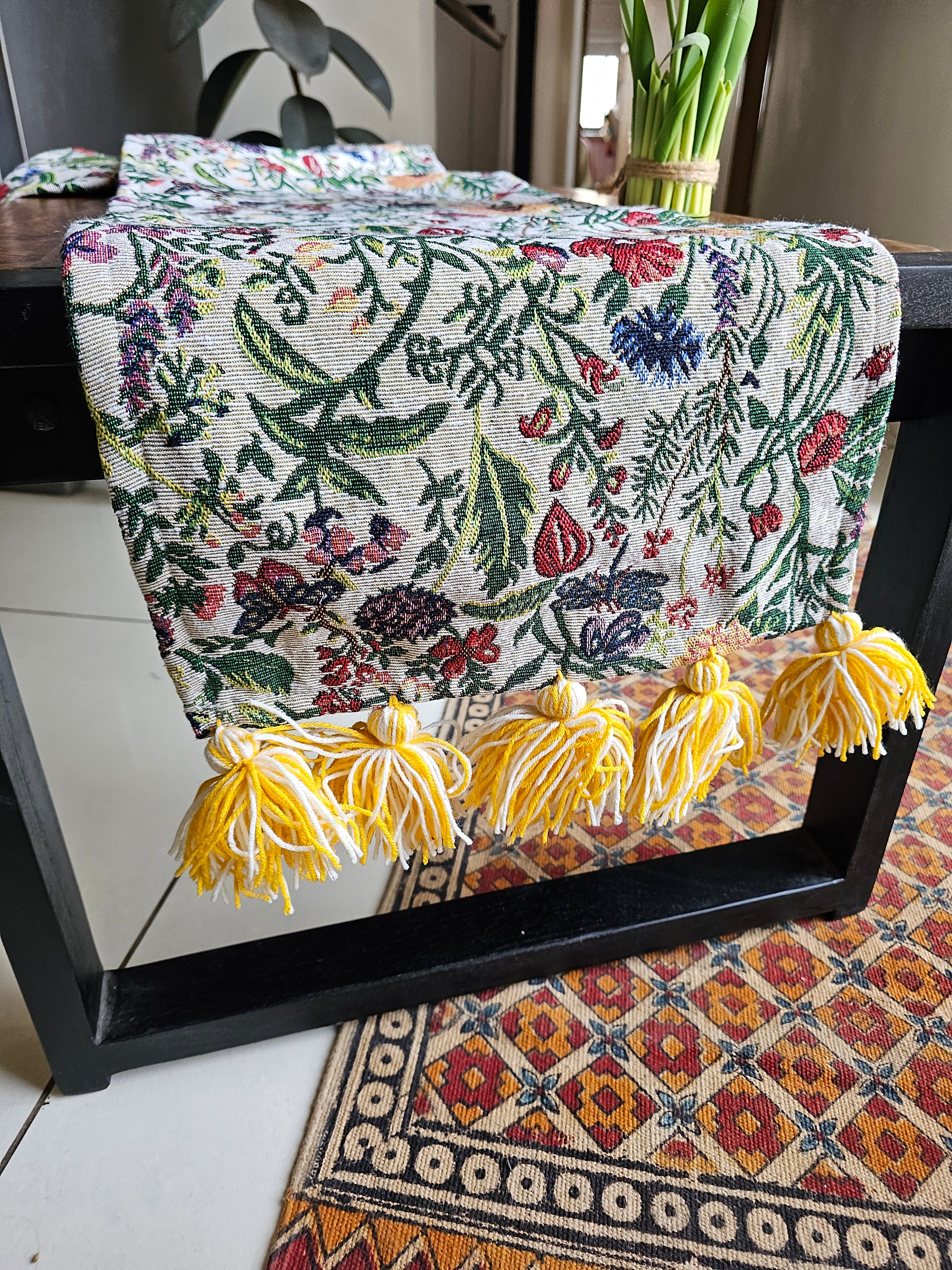 hanging woolen tassels table runner
