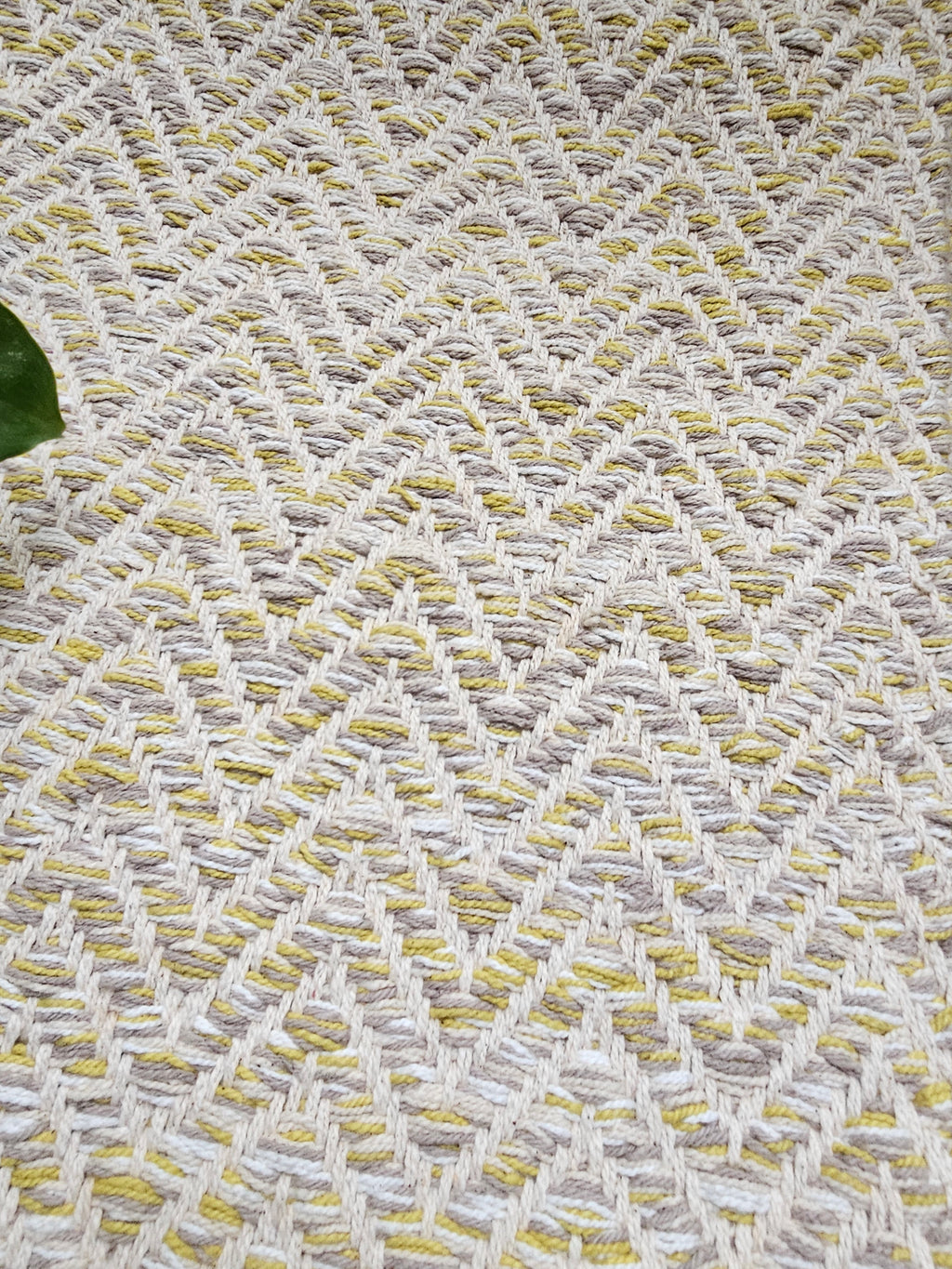zigzag weave table runner or table cover