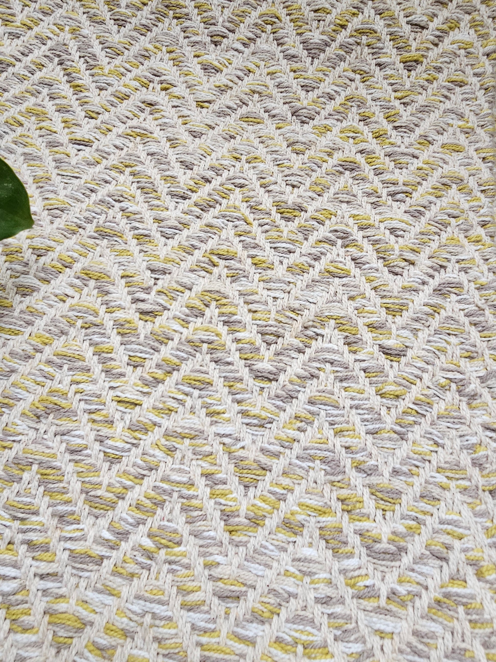 zigzag weave table runner or table cover
